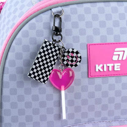 Tornister szkolny ortopedyczny Kite – brelok i elementy ozdobne