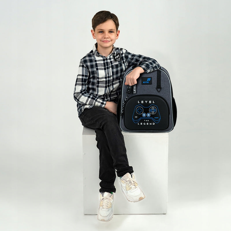 Tornister szkolny ortopedyczny z usztywnianą konstrukcją i ergonomicznymi plecami