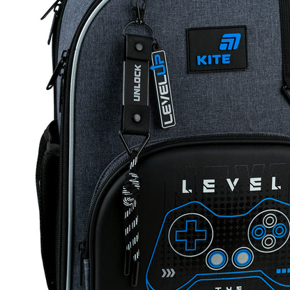 Tornister szkolny ortopedyczny Kite – dekoracyjne naszywki i zawieszki