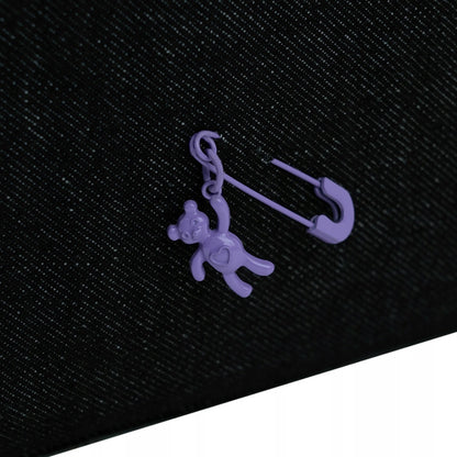 Dekoracyjna metalowa agrafka – detal designu plecaka Kite