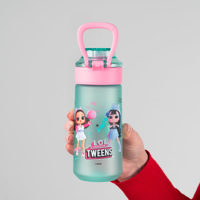 Bidon ze słomką i ustnikiem Kite – ergonomiczny kształt butelki dla dziewczynki.