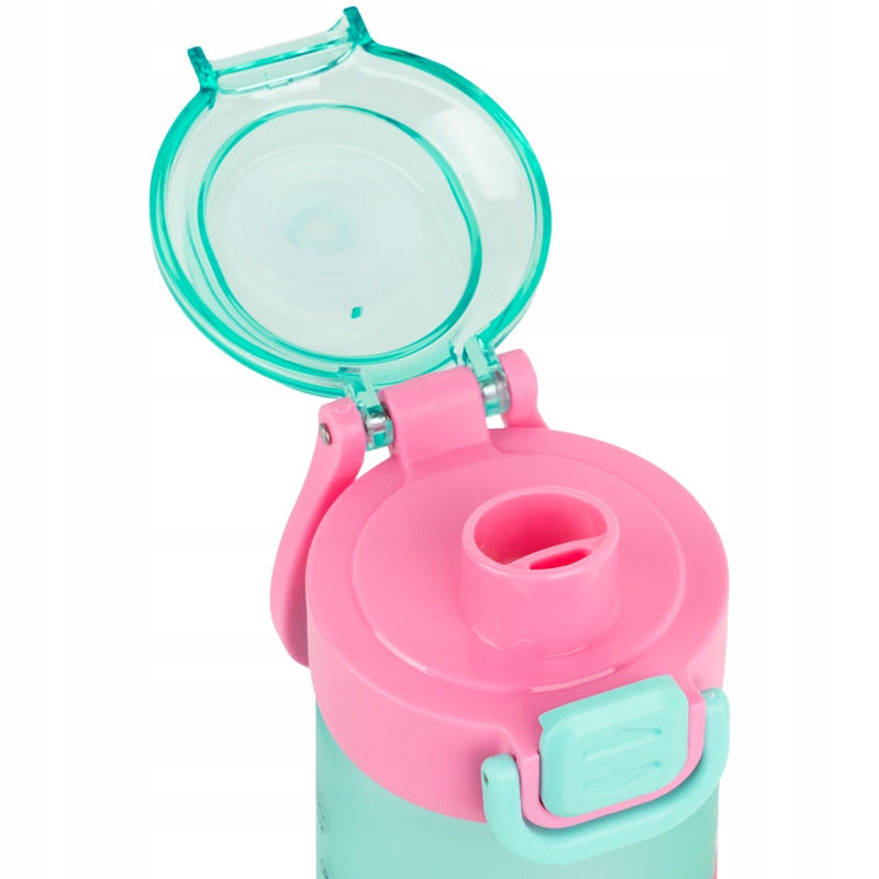 Szczelna butelka do szkoły Kite – mechanizm z przyciskiem i blokadą wylania.