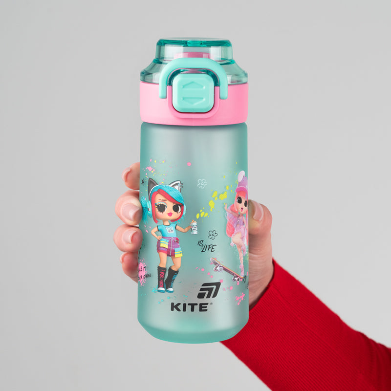 Butelka BPA Free Kite LOL Surprise – matowy bidon trzymany w dłoni.