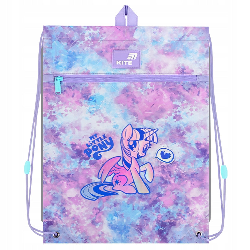 Zbliżenie na funkcjonalną przednią kieszeń zamykaną na suwak z motywem My Little Pony.