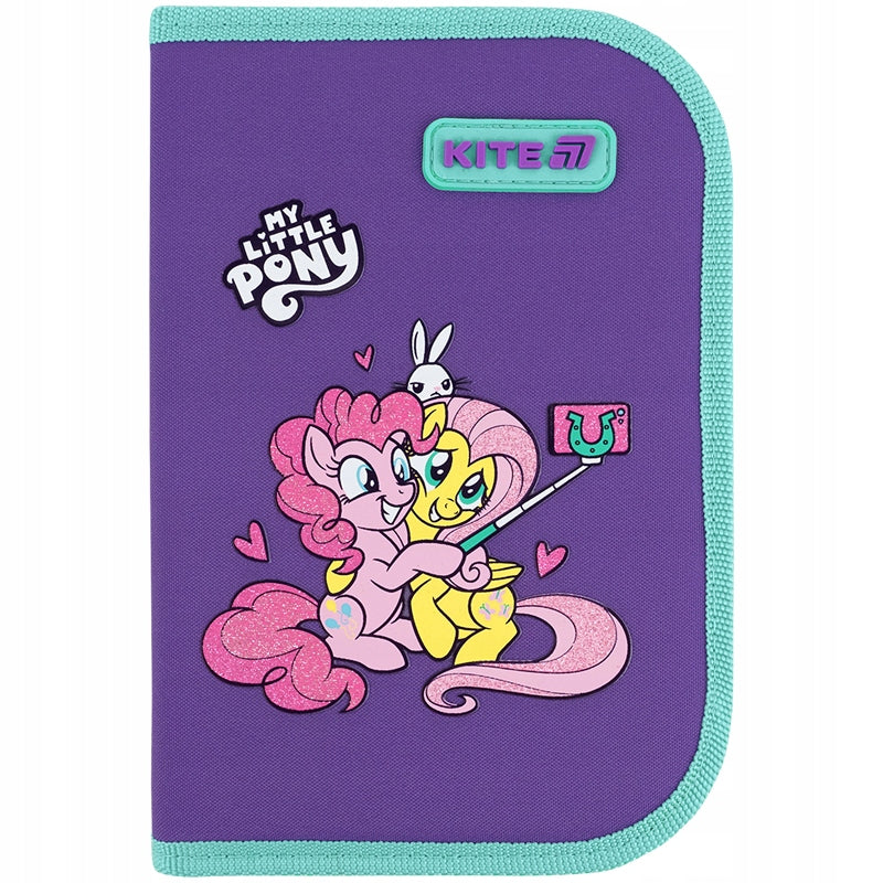 Frontowa część piórnika z efektem 3D przedstawiająca uśmiechnięte postacie z My Little Pony.