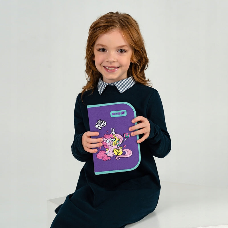 Dziewczynka trzymająca rozkładany piórnik My Little Pony, prezentująca jego wielkość i kolorystykę.