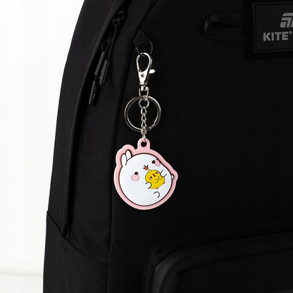 Brelok Molang przypięty do plecaka