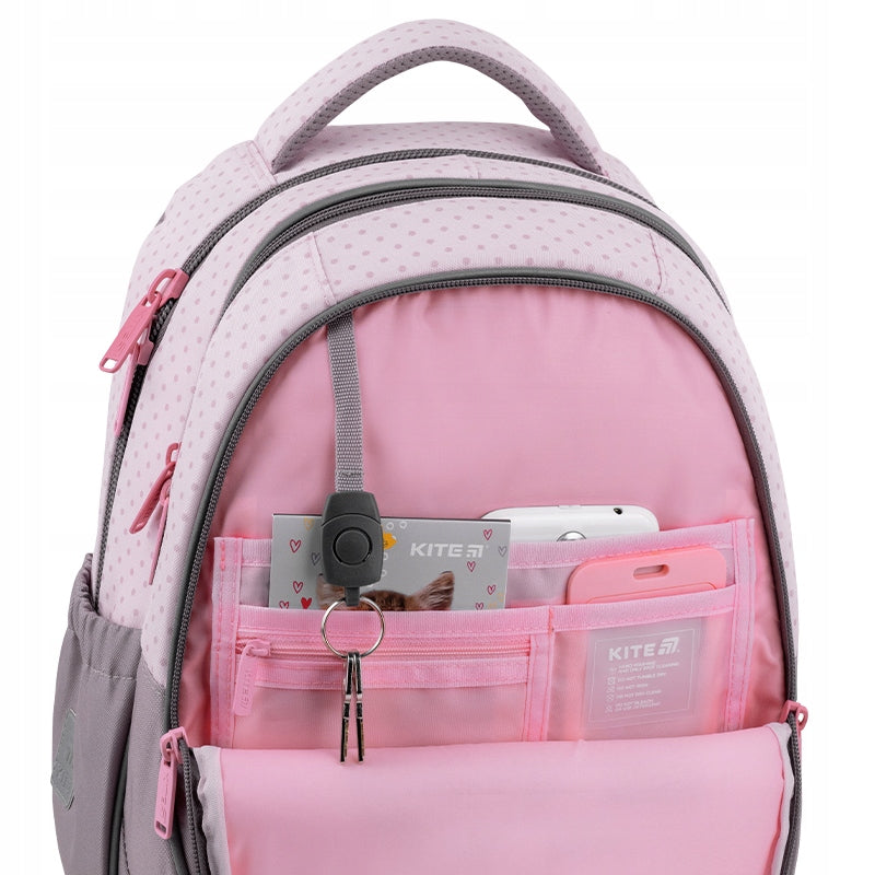 Otwarta kieszeń z organizerem i schowkiem na telefon.