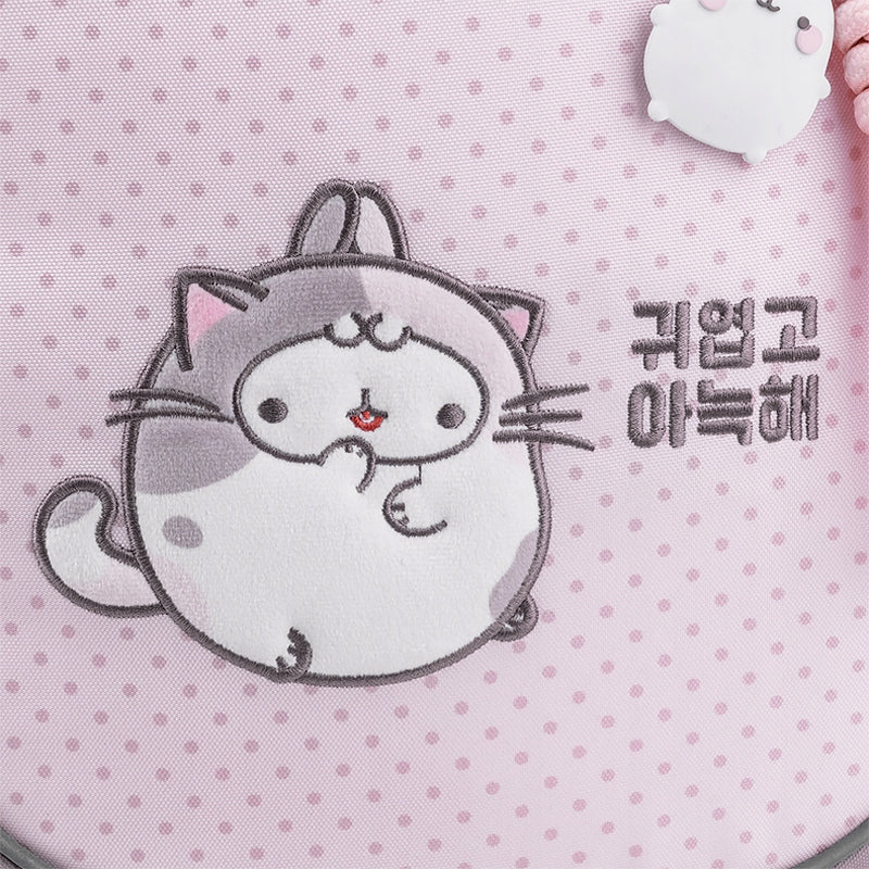 Zbliżenie na miękką w dotyku postać Molanga oraz haftowane detale.