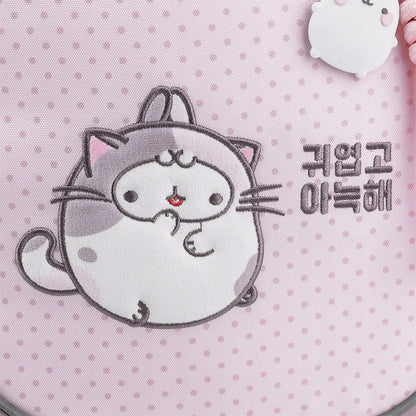 Zbliżenie na miękką w dotyku postać Molanga oraz haftowane detale.