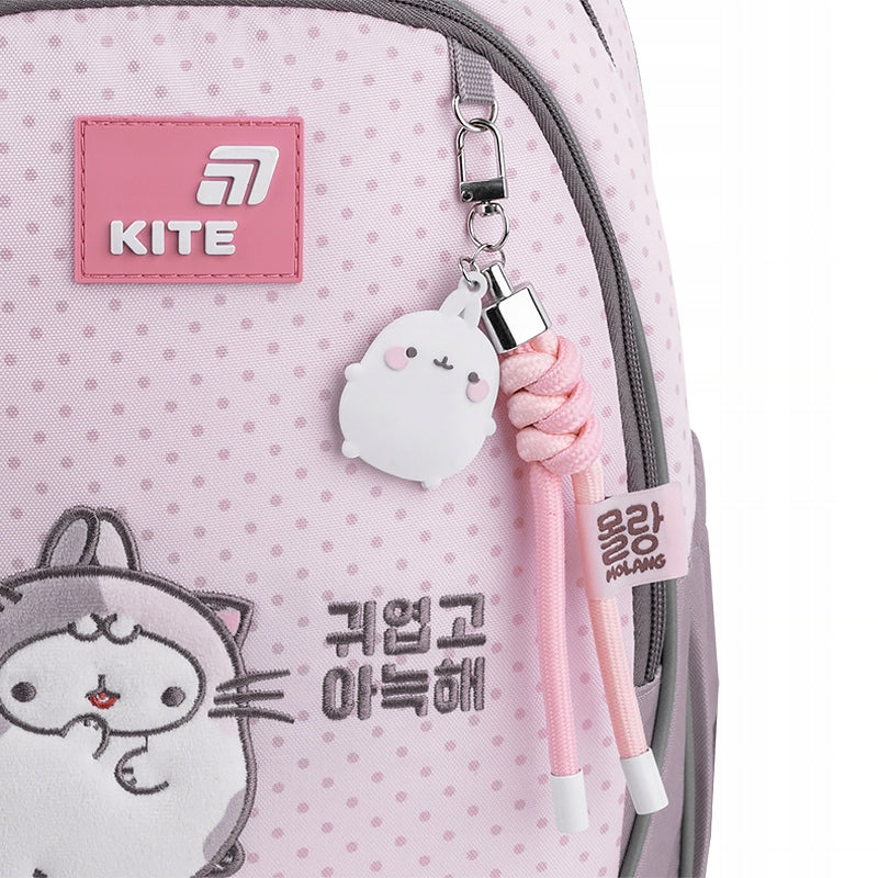 Ozdobna zawieszka przy zamku, pasująca do motywu Molang.