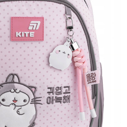 Ozdobna zawieszka przy zamku, pasująca do motywu Molang.