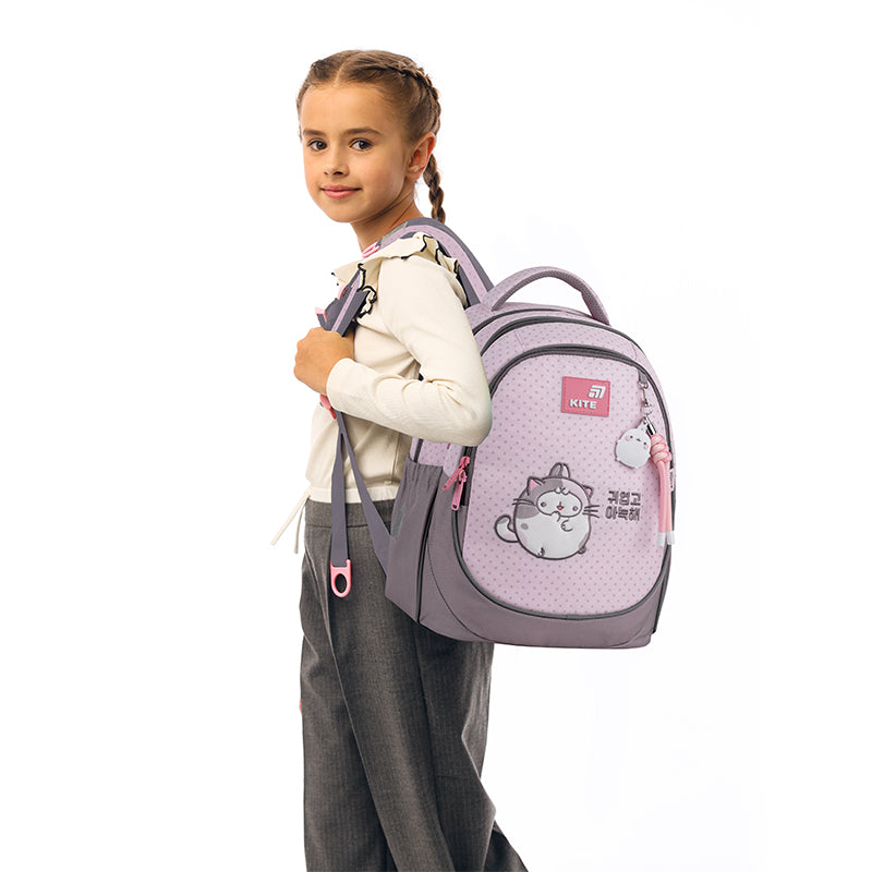 Profil plecaka na jednym ramieniu dziecka, widoczna konstrukcja panelu tylnego.