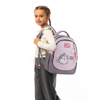 Profil plecaka na jednym ramieniu dziecka, widoczna konstrukcja panelu tylnego.