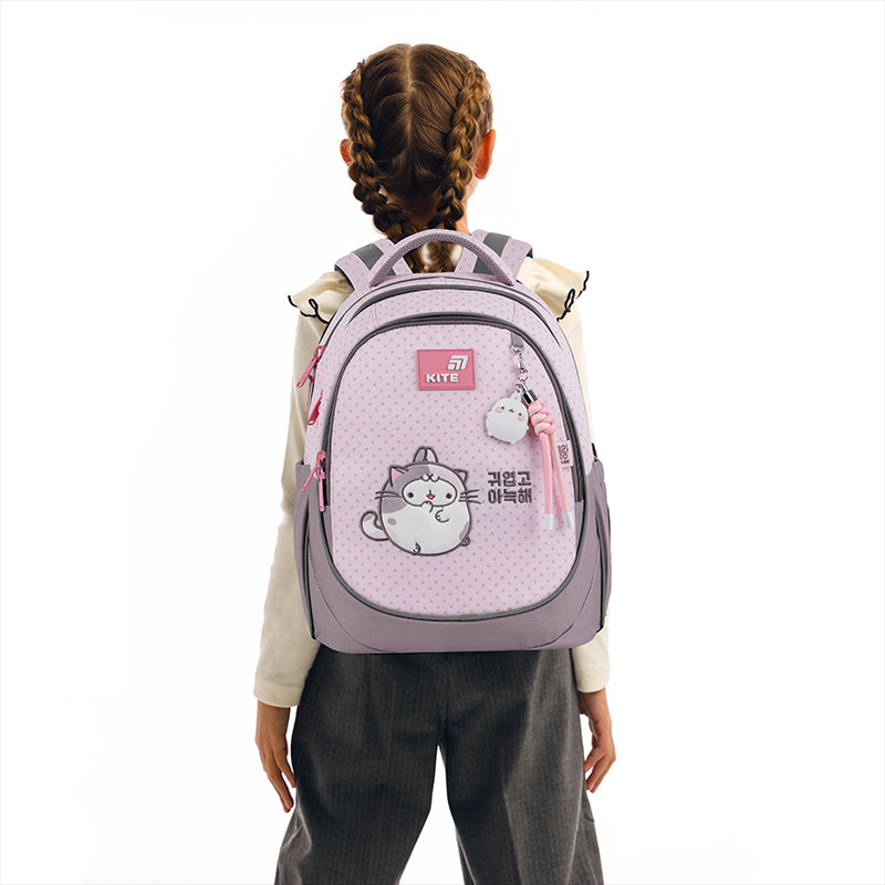 Widok tyłu plecaka na plecach dziecka, prezentujący ergonomiczne dopasowanie i pas piersiowy.