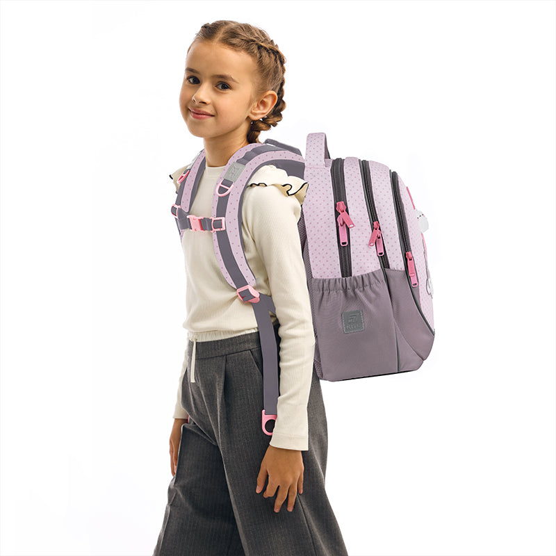 Plecak Kite założony na oba ramiona dziecka, prezentujący stabilne ułożenie szelek i pasa piersiowego.