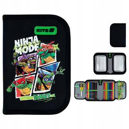 Prezentacja czarnego piórnika Kite Turtles z różnych stron, ukazująca detale grafiki 3D z Wojowniczymi Żółwiami Ninja.
