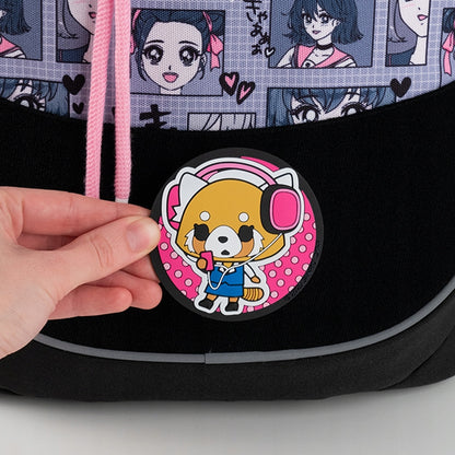 Naszywka 3D Aggretsuko Kite trzymana w dłoniach
