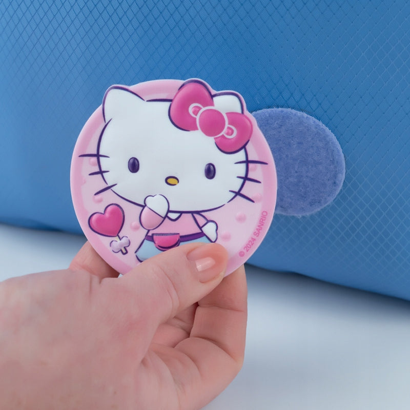 Naszywka 3D Hello Kitty Kite trzymana w dłoniach