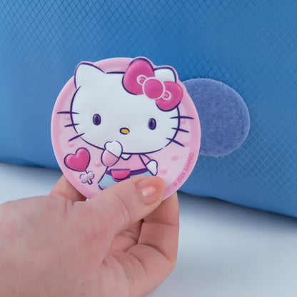 Naszywka 3D Hello Kitty Kite trzymana w dłoniach
