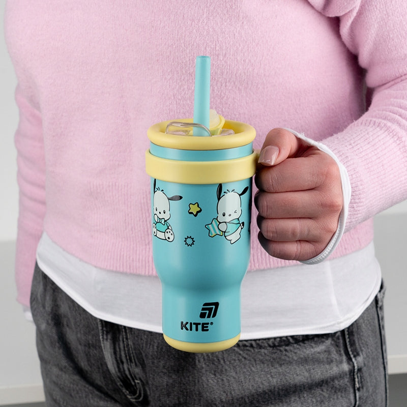 Kubek dla dzieci 530 ml prezentowany w dłoni – stabilny chwyt dzięki bocznej rączce.