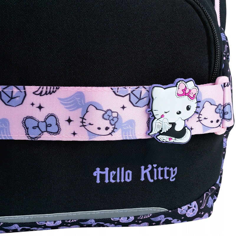 Detale dekoracyjne i akcesoria na plecaku Hello Kitty marki Kite