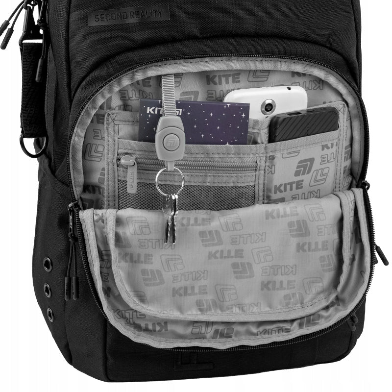 przednia kieszeń zapinana na zamek z dostępem do organizera