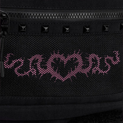 dekoracyjna siateczka na froncie plecaka