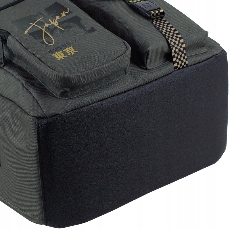 gumowane wzmocnione dno chroniące zawartość plecaka szkolnego