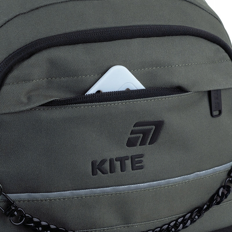 wewnętrzna kieszeń na telefon z miękką wyściółką w plecaku szkolnym