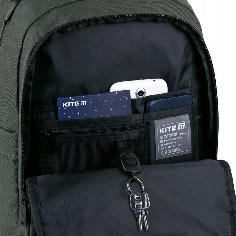 odpinany karabińczyk na klucze wewnątrz plecaka szkolnego