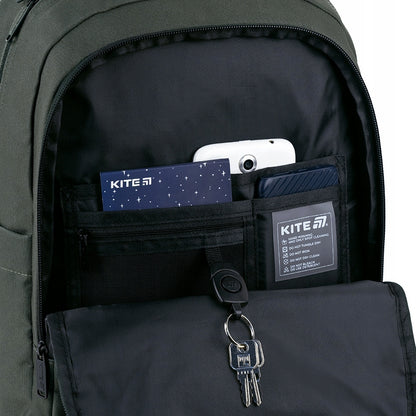 odpinany karabińczyk na klucze wewnątrz plecaka szkolnego