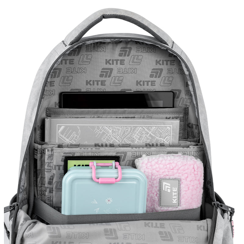 główna komora plecaka Hello Kitty z zeszytami i przyborami szkolnymi