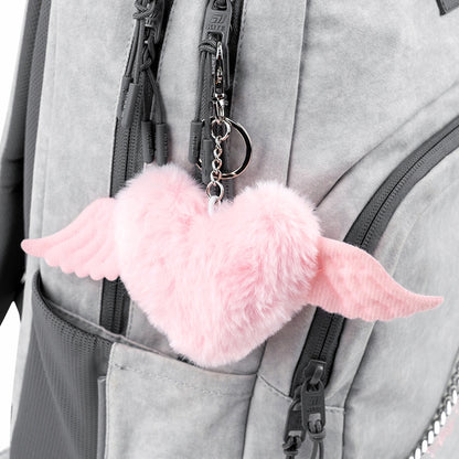 miękki brelok w kształcie puszystego serca jako akcesorium plecaka