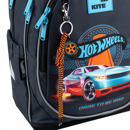 brelok na metalowym karabińczyku przypięty do plecaka Hot Wheels