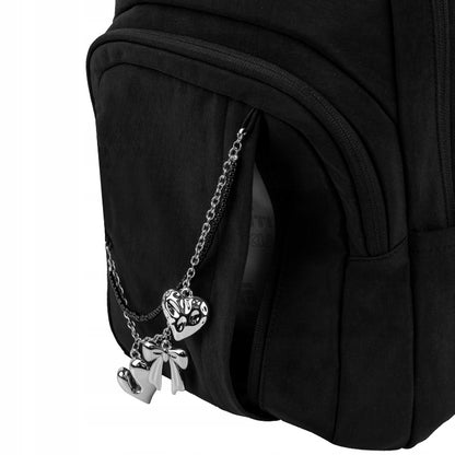 metalowy łańcuszek z zawieszkami jako akcesorium plecaka Kite