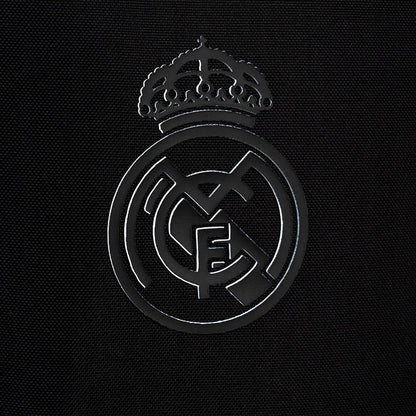 Detal haftowanego logo klubu Real Madrid.