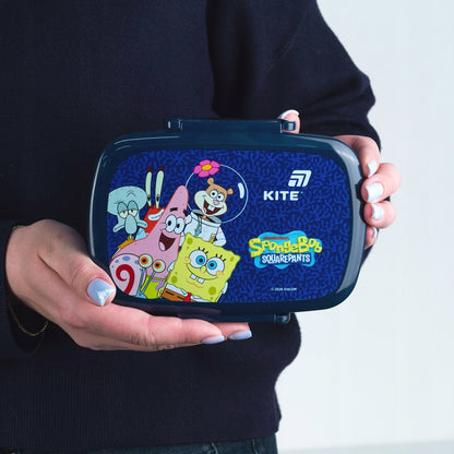Solidne zatrzaski i szczelna pokrywka lunchboxa SpongeBob.