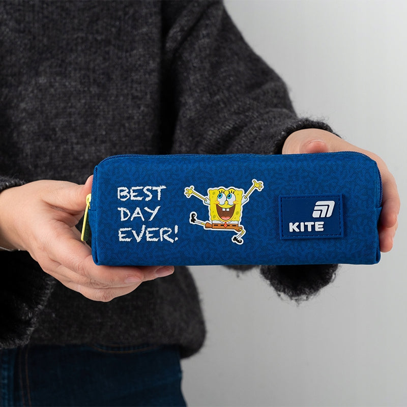 Prezentacja rozmiaru — lekki piórnik dla chlopca lub dziewczynki w dłoni.