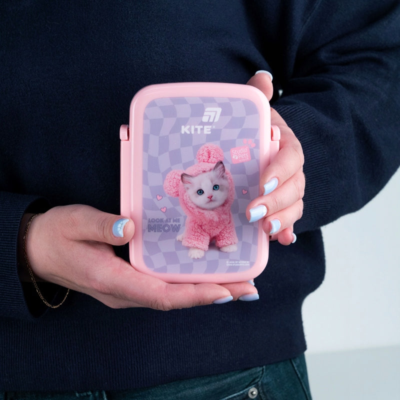 Snackbox Studio Pets idealnie dopasowany do dłoni dziecka.