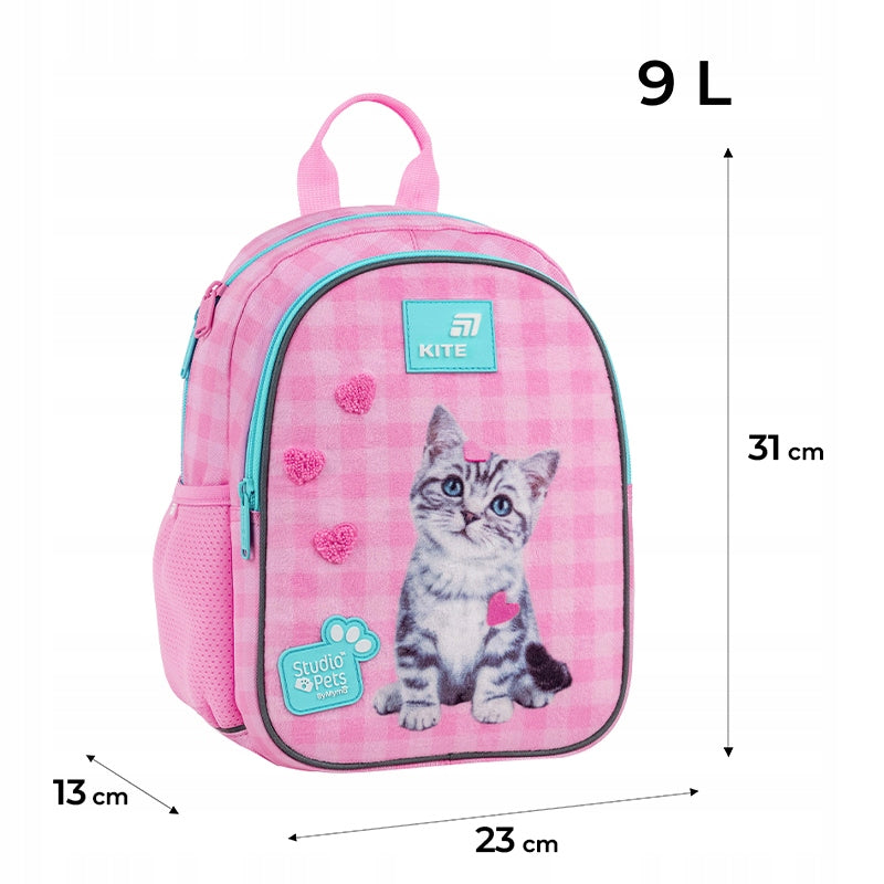 Infografika z wymiarami plecaka Studio Pets i opisem jego funkcji.