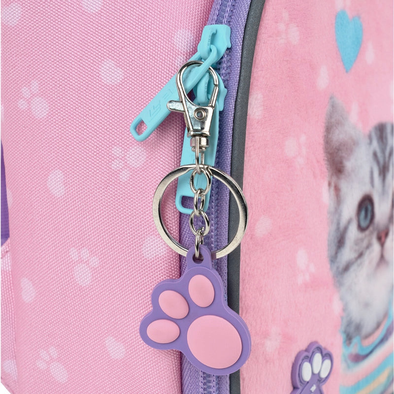 Gumowy brelok-zawieszka w kształcie łapki z metalowym karabińczykiem.