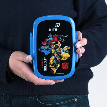 Poręczna śniadaniówka Transformers w dłoniach dziecka.