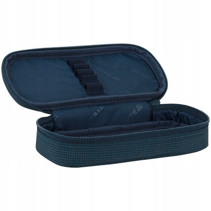 Wnętrze piórnika prezentujące pojemną komorę główną z logowaną podszewką.