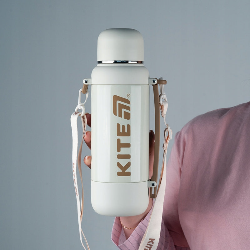 Termos z gumowanym uchwytem i tekstylnym paskiem na karabinkach