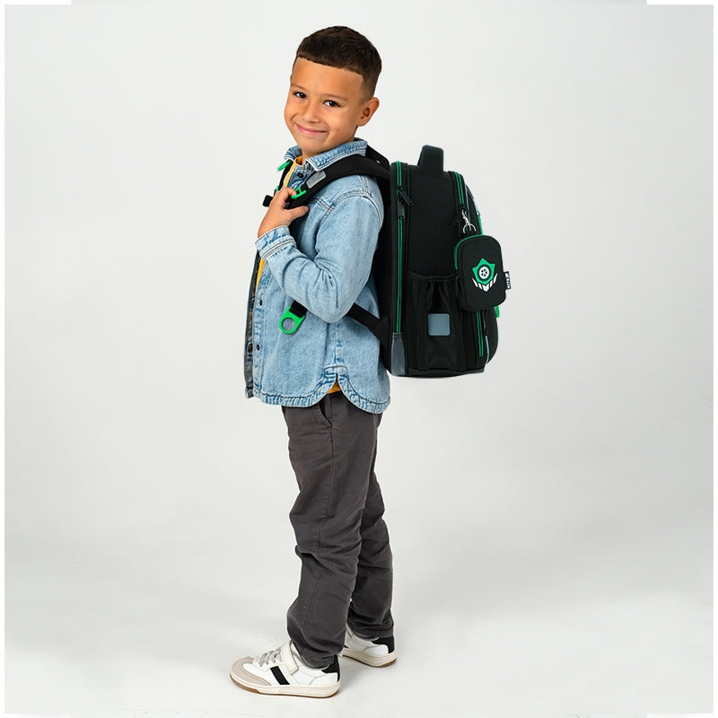 Tornister szkolny dla chłopców Kite Education Hot Wheels – widok pełny na dziecku