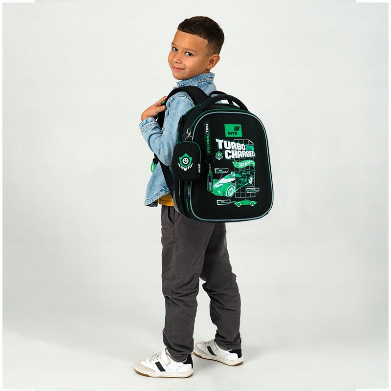 Tornister szkolny dla chłopców Kite Hot Wheels – widok pełny na dziecku