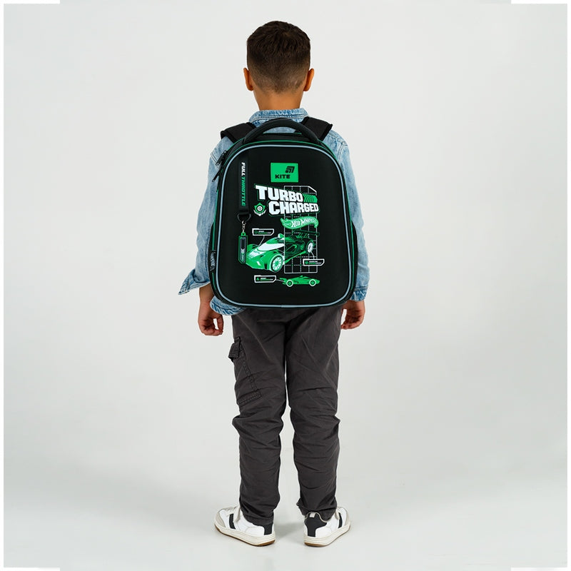 Tornister szkolny dla chłopców Kite Education Hot Wheels – widok pełny na dziecku