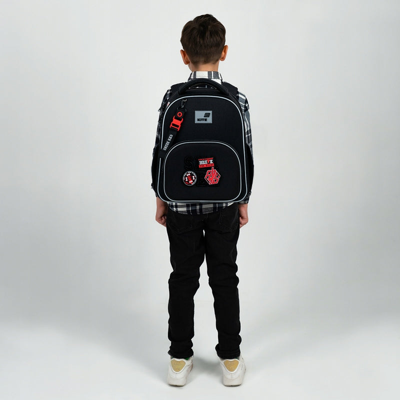 Tornister Kite 6–12 lat z naszywkami – czarny plecak szkolny