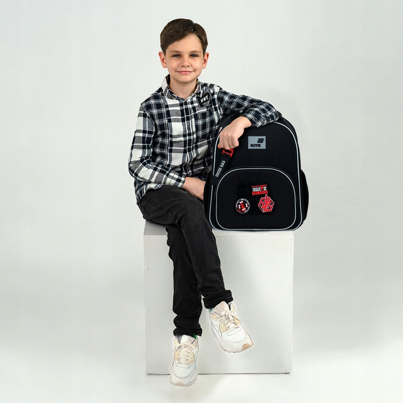Tornister Kite 6–12 lat z naszywkami – czarny plecak szkolny